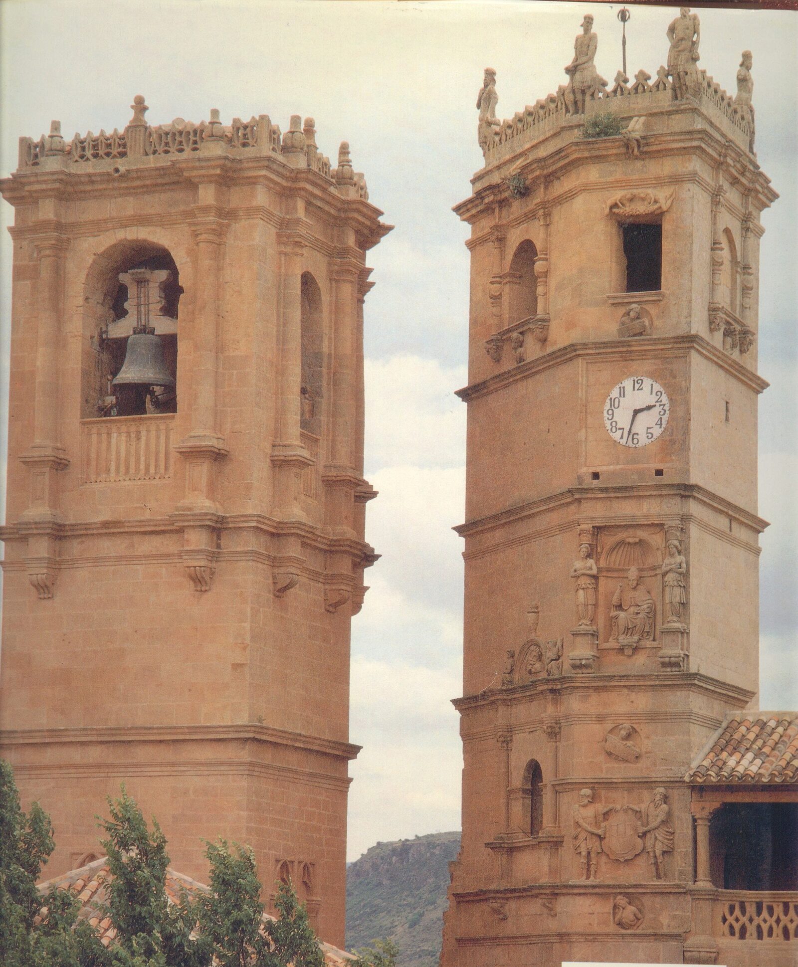 Torres gemelas de la Plaza Mayor de Alcaraz